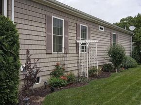 1661- 539 Old Country 539, Riverhead NY 11901