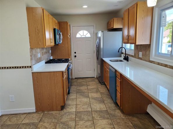 31 W Marine Avenue, Lindenhurst NY 11757