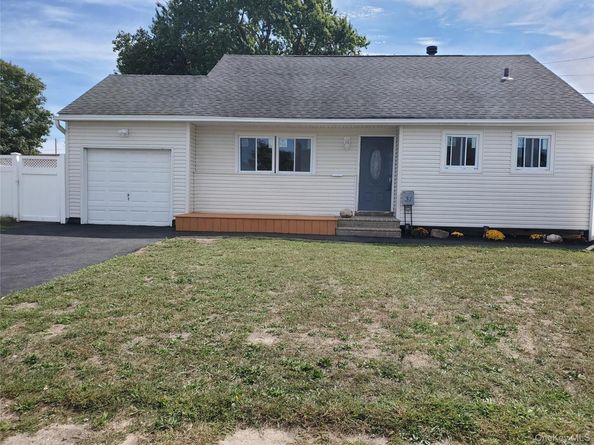 31 W Marine Avenue, Lindenhurst NY 11757
