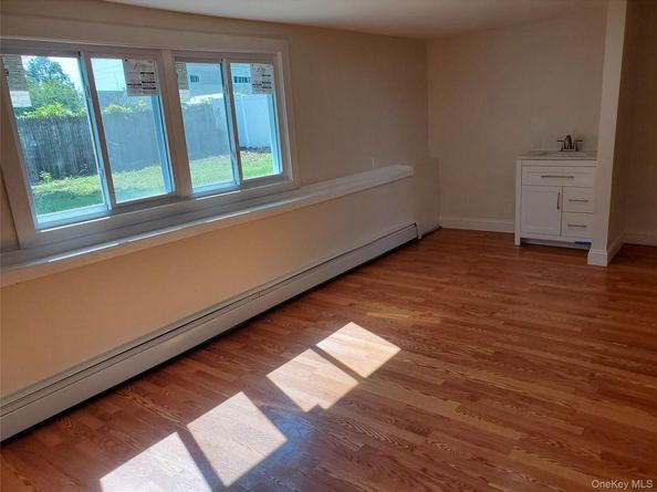 31 W Marine Avenue, Lindenhurst NY 11757