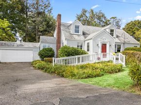 41 Brush Lane, Greenlawn NY 11740