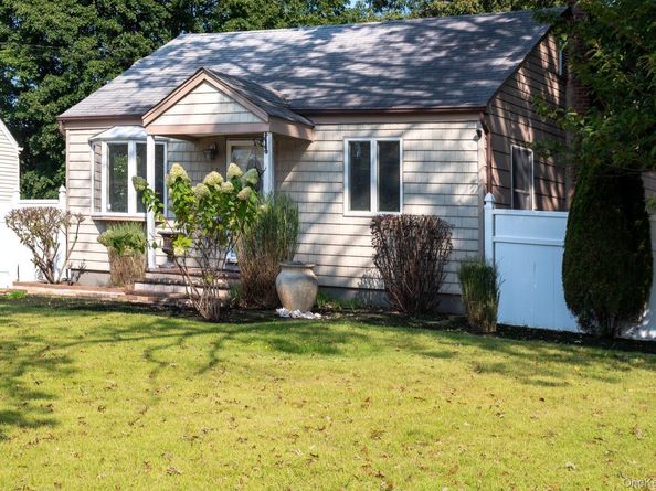 11 McGowan Lane, Central Islip NY 11722