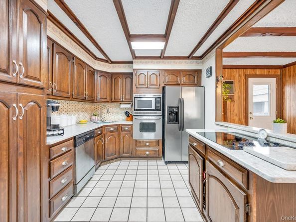 87 Underhill Avenue, Hicksville NY 11801