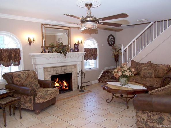 85 Oakland Avenue, Lynbrook NY 11563