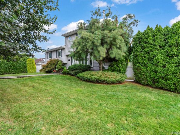 52 Pickwick Drive N, Syosset NY 11791