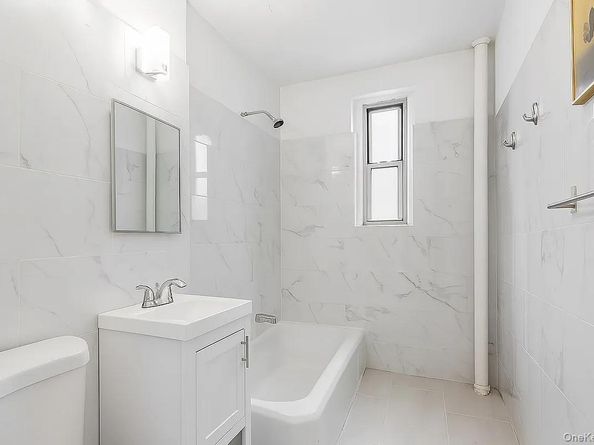 63-109 Saunders Street 3A, Rego Park NY 11374