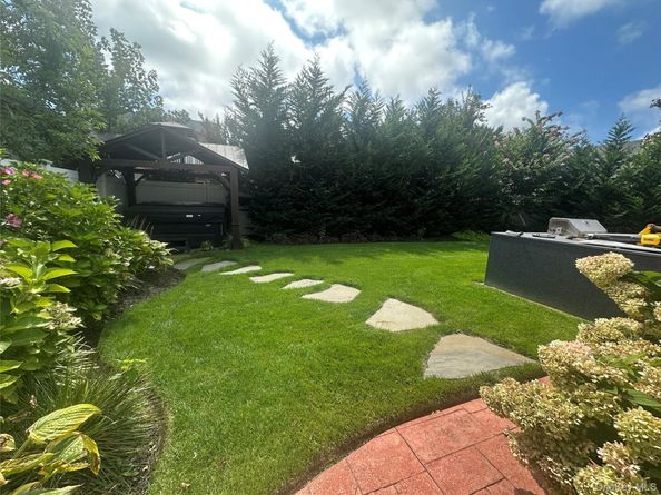 6 Fairview Road W, Massapequa NY 11758