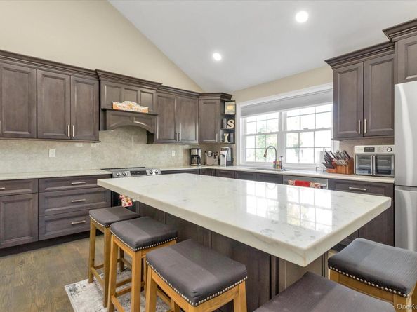 6 Fairview Road W, Massapequa NY 11758