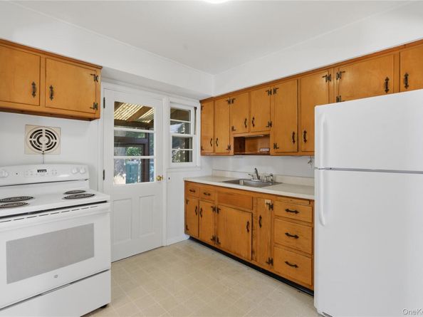 65 Grant Avenue, Albertson NY 11507