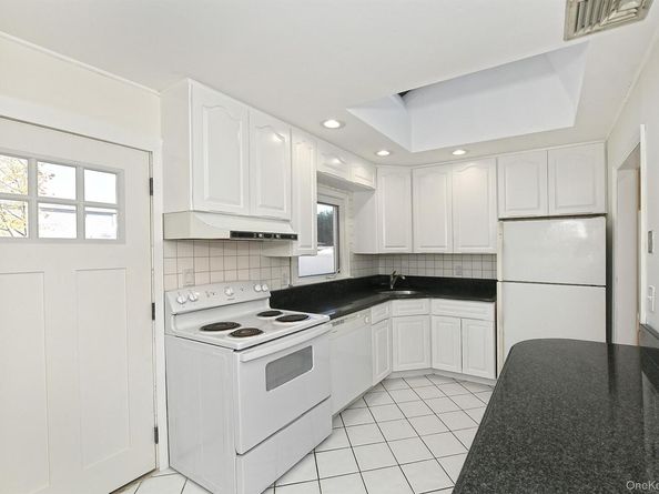 7 Stephen Drive, Farmingdale NY 11735