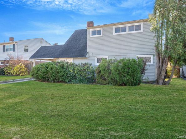 231 Blacksmith Road S, Levittown NY 11756