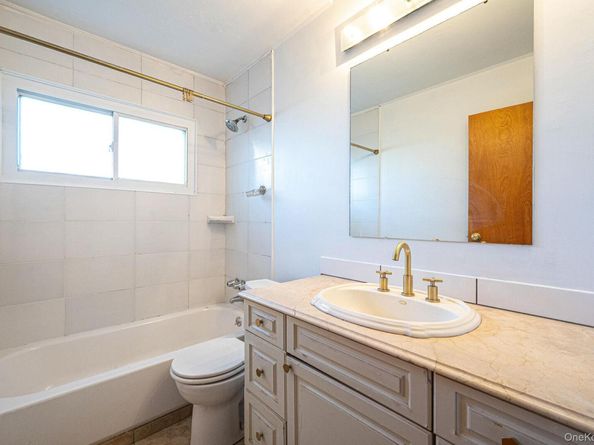 231 Blacksmith Road S, Levittown NY 11756