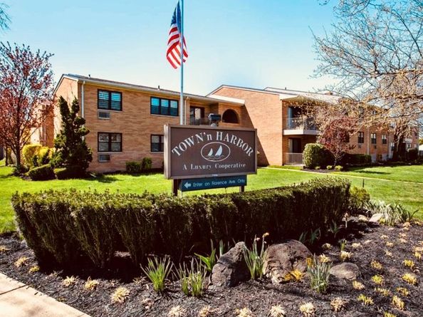 59 Hampton Place 20D, Freeport NY 11520