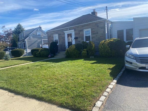 47 Walnut Avenue E, Farmingdale NY 11735