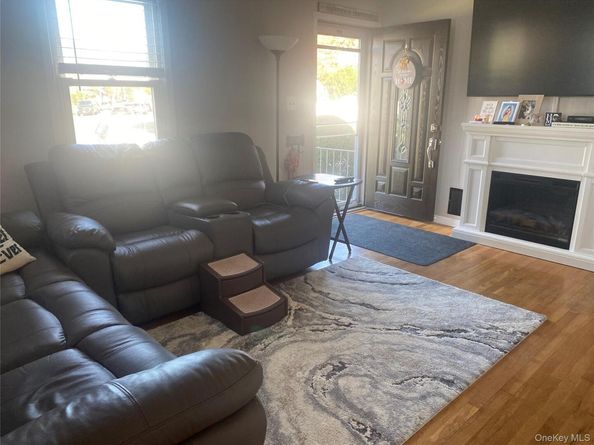 47 Walnut Avenue E, Farmingdale NY 11735