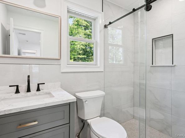 21 Venus Road, Syosset NY 11791