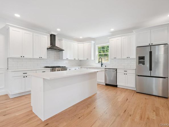 21 Venus Road, Syosset NY 11791