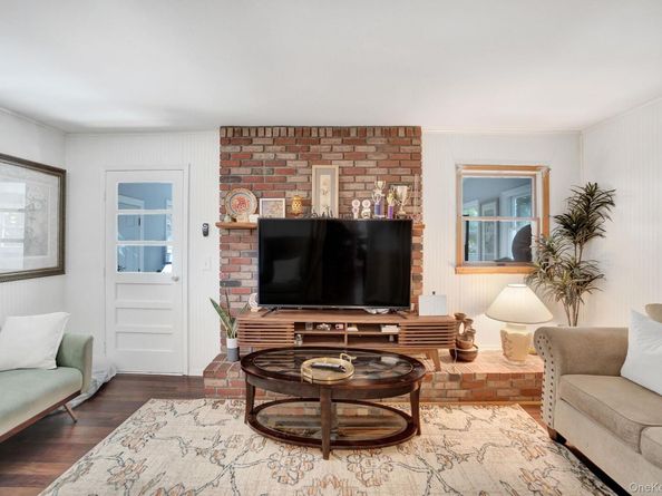 26 Fran Lane, Selden NY 11784