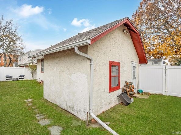 51 Castleton Court, Oceanside NY 11572