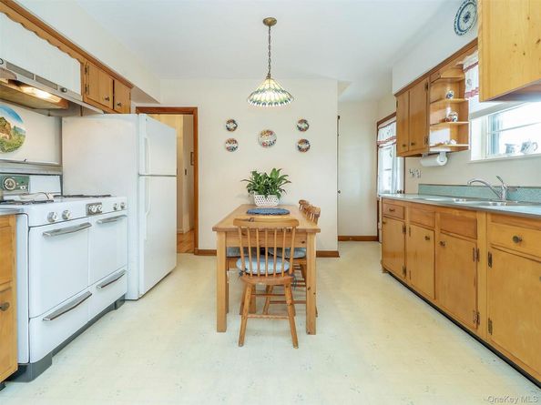8 Cambridge, Glen Cove NY 11542