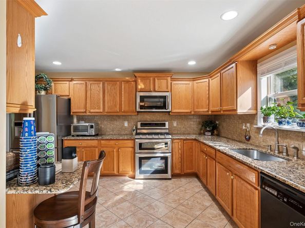 4 Palace Court, Manorville NY 11949