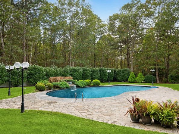 4 Palace Court, Manorville NY 11949