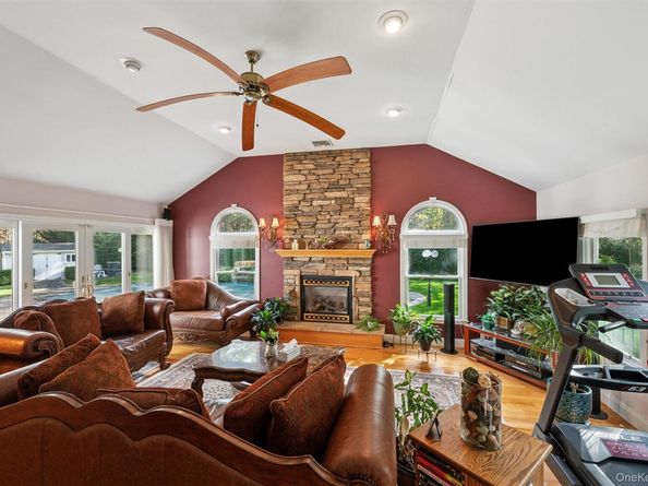 4 Palace Court, Manorville NY 11949