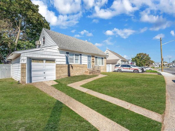 2001 N Jerusalem Road, East Meadow NY 11554