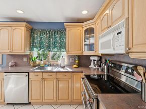 23 Windsor Street, Islip NY 11751