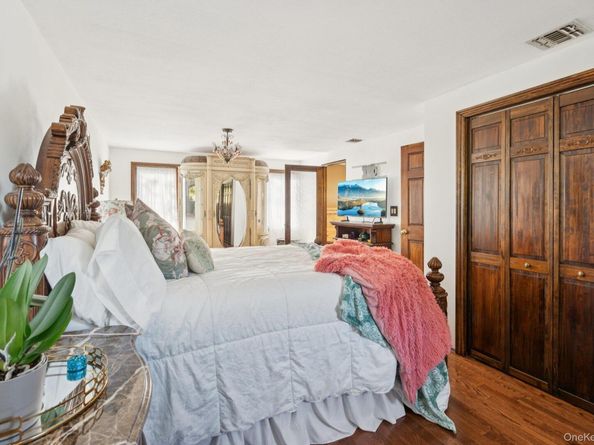 23 Windsor Street, Islip NY 11751