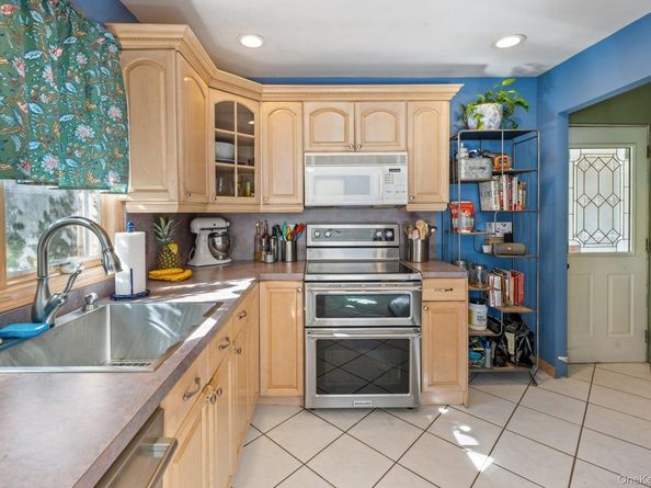 23 Windsor Street, Islip NY 11751