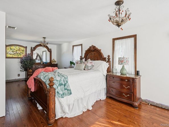 23 Windsor Street, Islip NY 11751