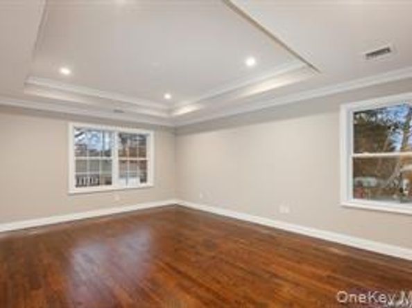 11 Evelyn Court, Syosset NY 11791