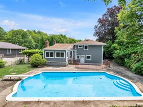 27 Meadowfield Lane, Glen Cove NY 11542