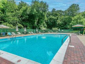 6 Cold Harbour Lane, Woodbury NY 11797