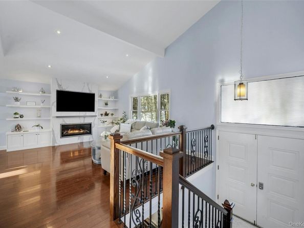 30 Highclere Lane, Valhalla NY 10595