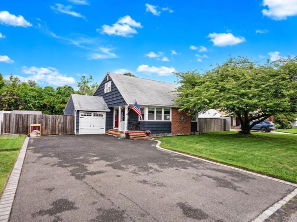 125 Raleigh Lane, West Islip NY 11795