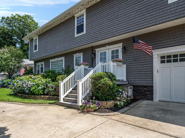11 Elm Street, Ronkonkoma NY 11779
