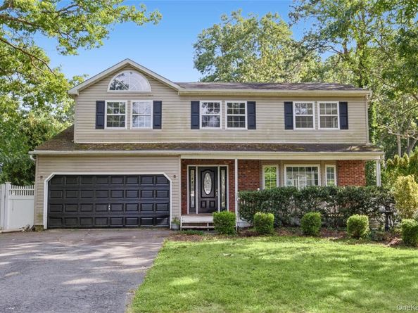 16 Jamaica Avenue, Holtsville NY 11742