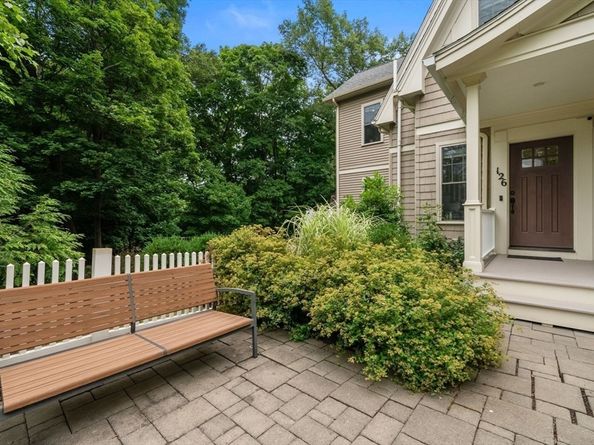 126 Walnut St 126, Wellesley MA 02481