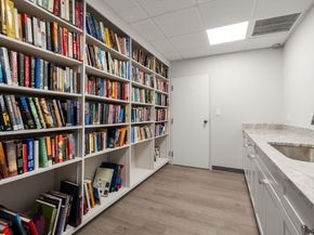 210 Nahanton St 219, Newton MA 02459