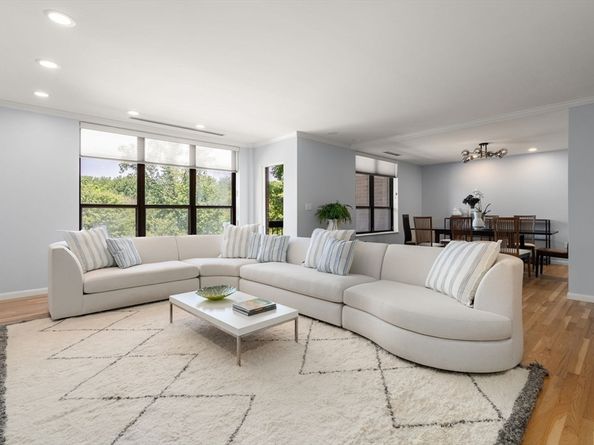 210 Nahanton St 219, Newton MA 02459