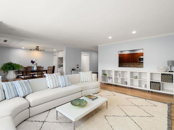 210 Nahanton St 219, Newton MA 02459