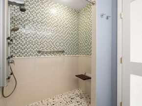 210 Nahanton St 219, Newton MA 02459