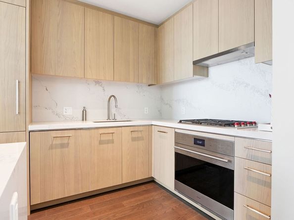 430 Stuart St 25H, Boston MA 02116