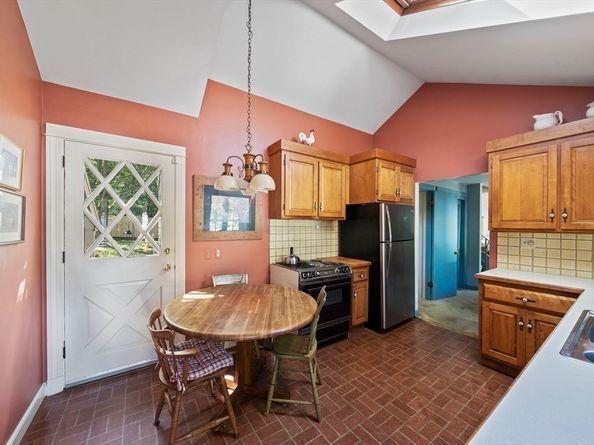 103 King Philip St, Weymouth MA 02190