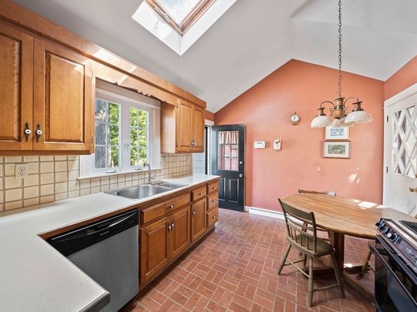 103 King Philip St, Weymouth MA 02190