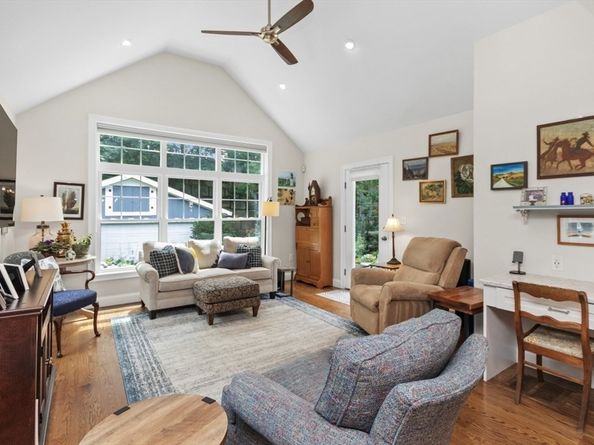 113 Farnum Rd, Waltham MA 02453