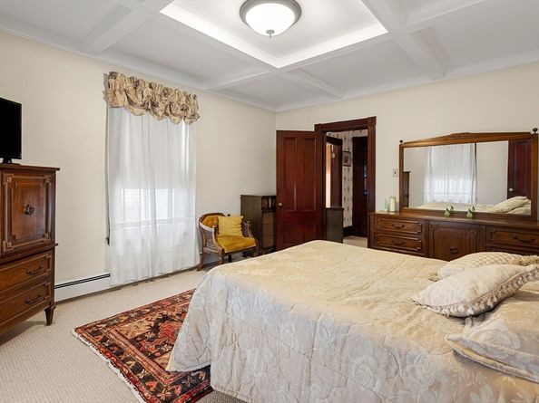 1 Alpine Ct, Gloucester MA 01930