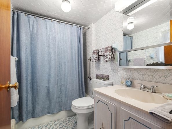 1 Alpine Ct, Gloucester MA 01930